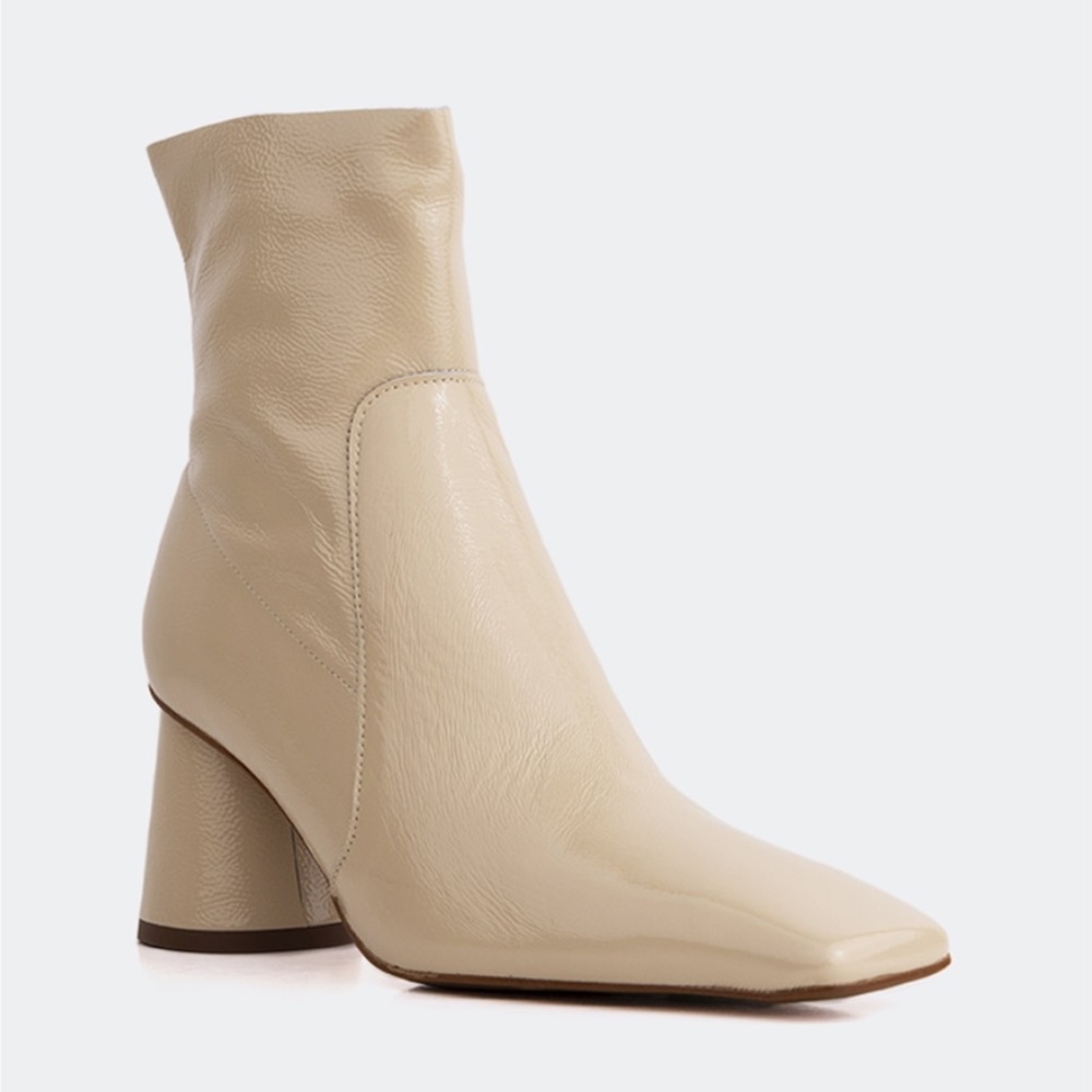 NEW in box! 100% Leather Boots in Rich, Cream colour, Size 40, 3X Host Pick! - Picture 1 of 5